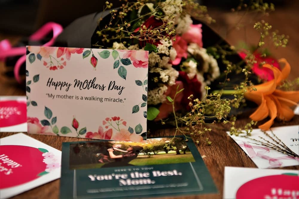 Cartes de fête des mères avec fleurs