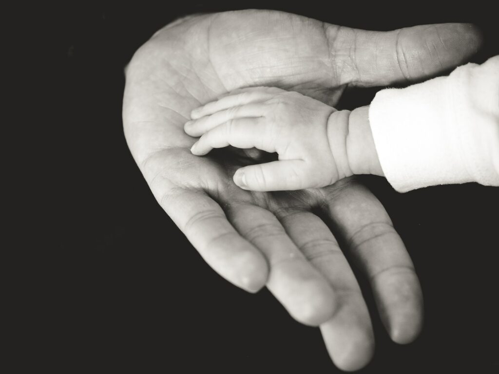 Vader en kind handen