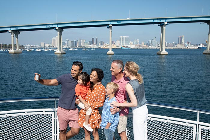 العائلة في رحلة بحرية في سان دييغو