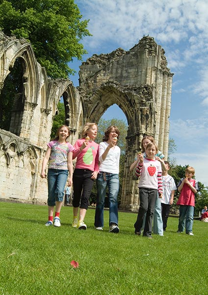 kids eating icecream in front of castle ruins