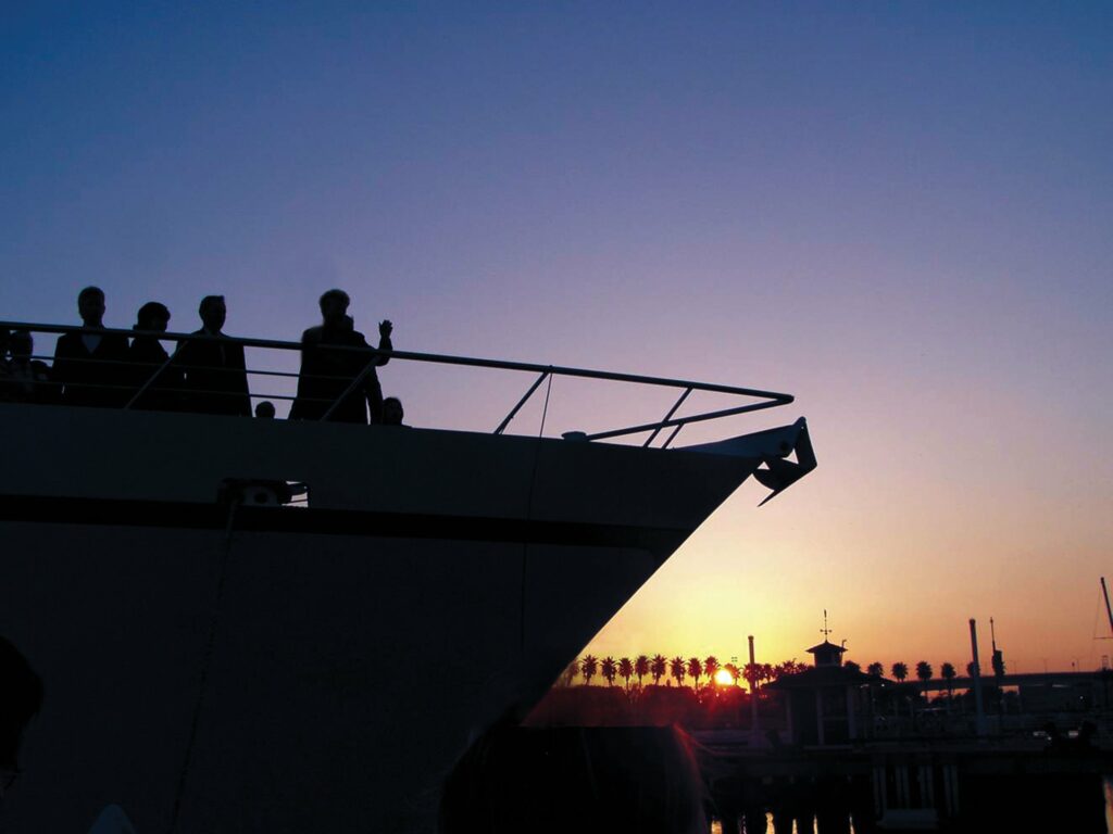Barco con una puesta de sol de fondo