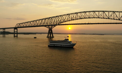 City Cruises segeln bei Sonnenuntergang in Baltimore