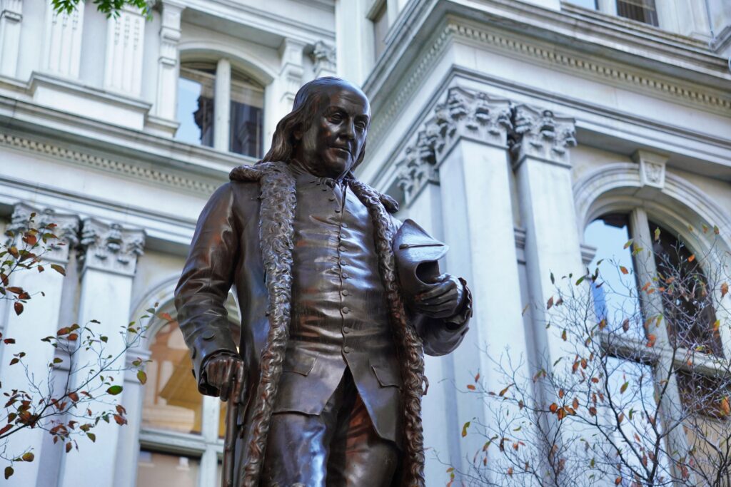 estátua de ben franklin no trilho da liberdade em boston