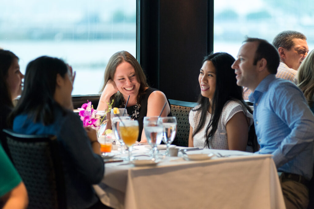 convidados desfrutam de um brunch nos city cruises em chicago