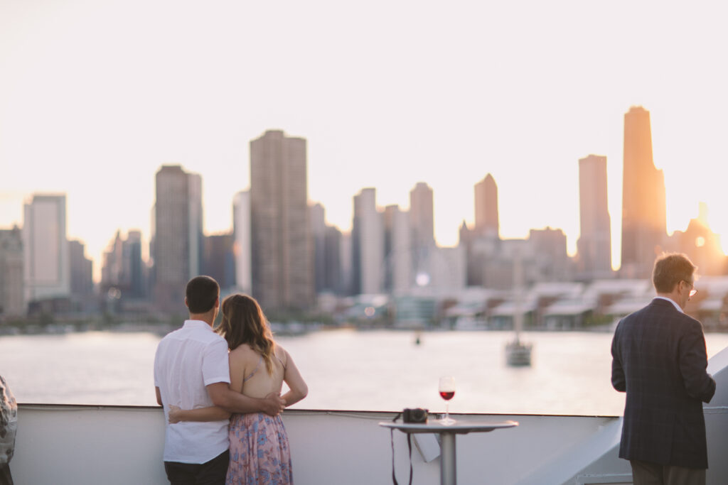 casal com vista para o horizonte de chicago