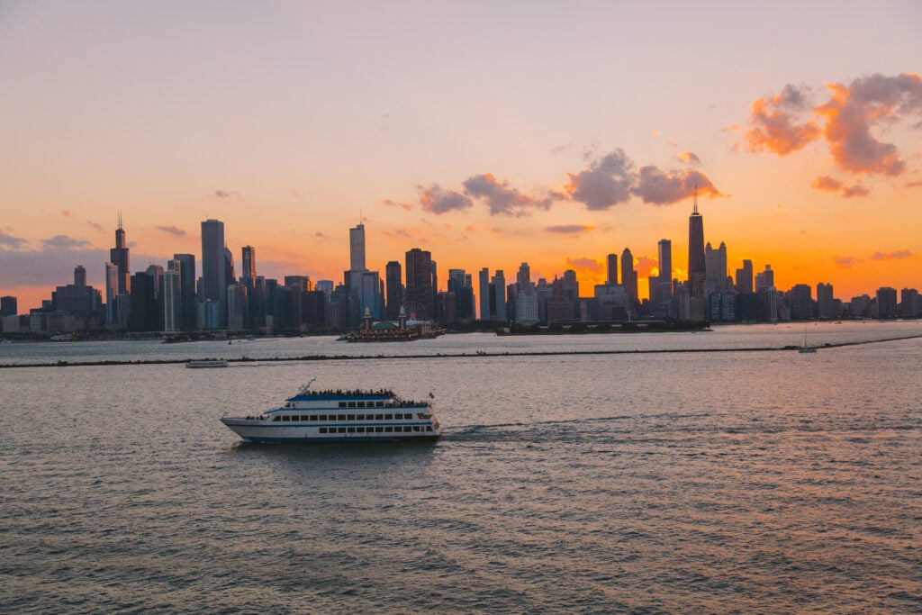 cruzeiros na cidade durante o pôr do sol de Chicago