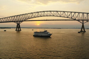 Bateau au coucher du soleil, pont en arrière-plan