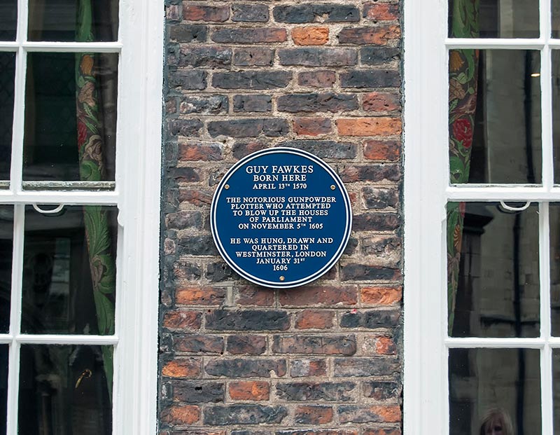 plaque on building where guy fawkes was born