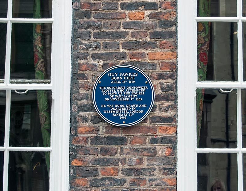 plaque sur le bâtiment où guy fawkes est né