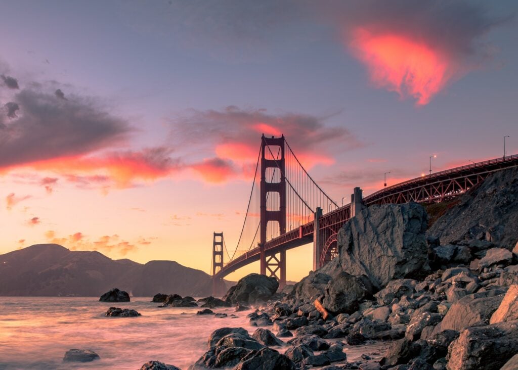 Jambatan Golden Gate di San Francisco semasa matahari terbenam