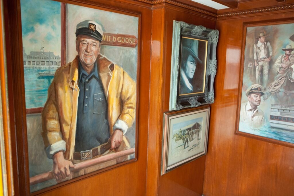 Murais de John Wayne no interior do Wild Goose