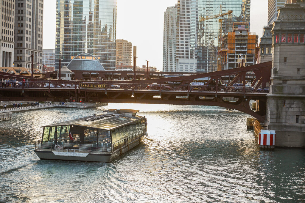 Du thuyền thành phố trên sông Chicago