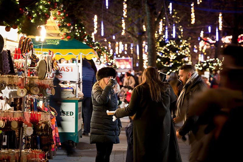 Người dân thưởng thức chợ Giáng sinh ngoài trời ở York