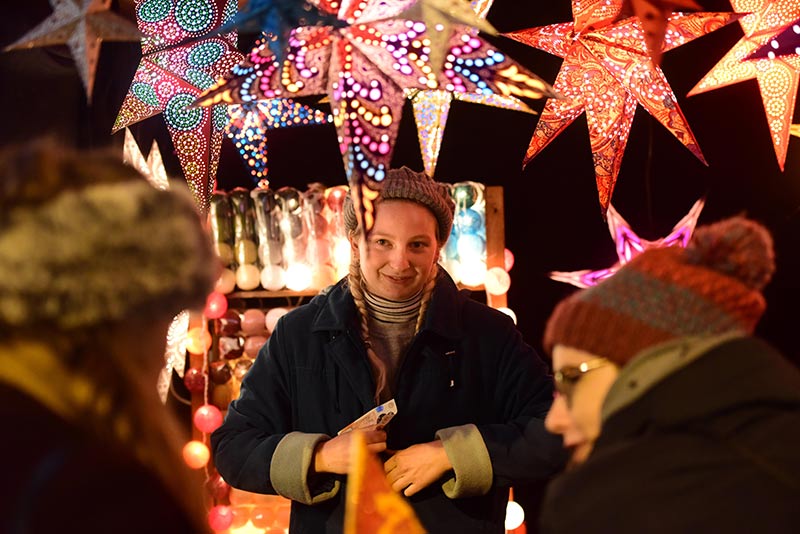 mensen genieten van kerstmarkt in york