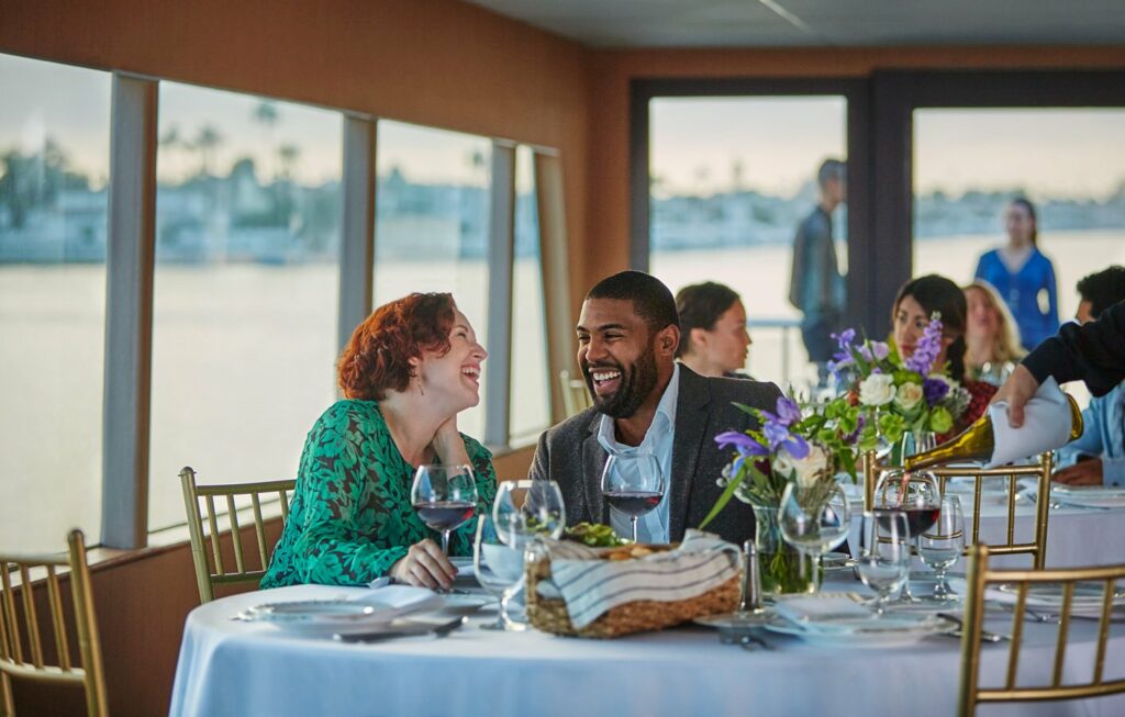 couple mangeant un brunch lors d'une croisière en ville à newport beach