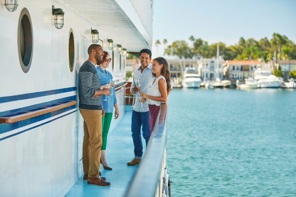 grupo a celebrar o aniversário num cruzeiro de cocktail da city cruises em newport beach