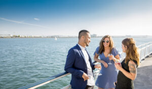 Menschen auf einem Boot mit einem Cocktail in Long Beach auf dem Wasser 
