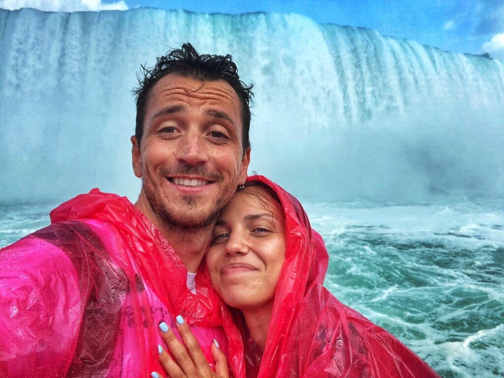 Couple aux chutes du Niagara