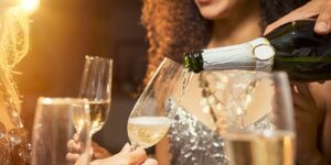אנשים חוגגים ערב השנה החדשה עם שמפניה