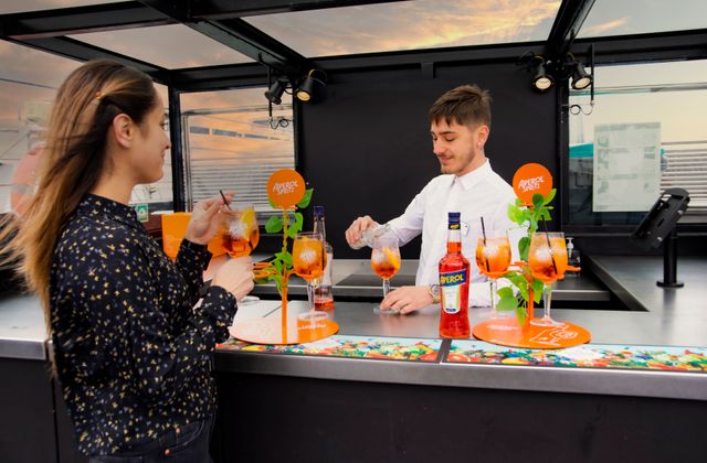 barman préparant des spitzers à l'apériol