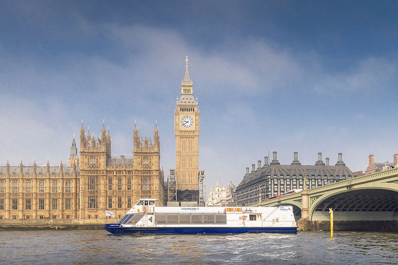 قارب رحلات بحرية في المدينة أمام ساعة بيغ بن على نهر التايمز لندن