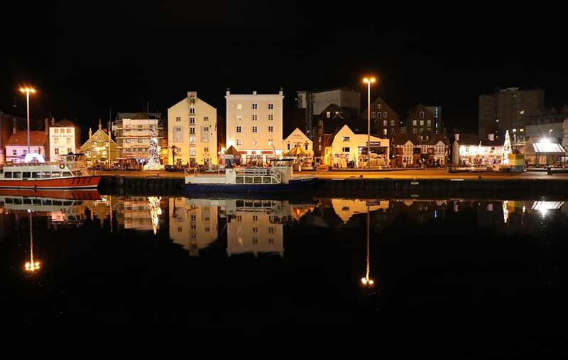 Poole Quay pada waktu malam