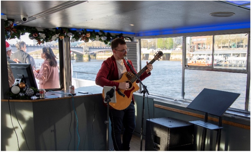 weihnachtliche unterhaltung auf einem weihnachtskreuzfahrtschiff