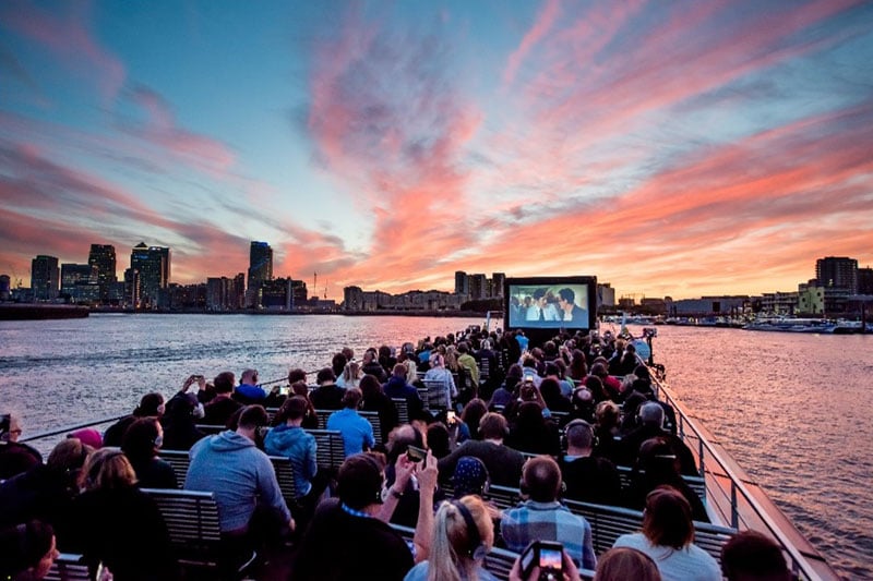 cinéma en plein air sur un bateau