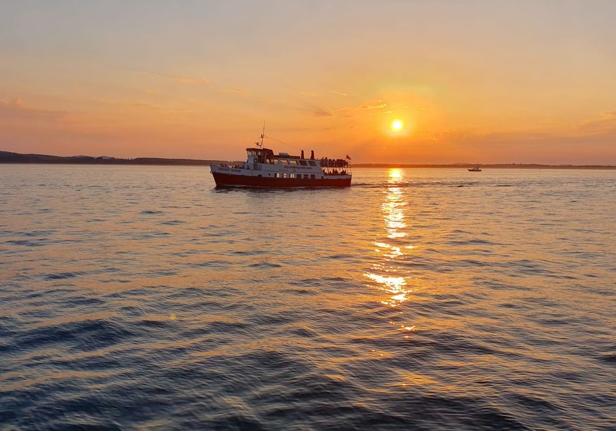 navio de cruzeiro da cidade de poole ao pôr-do-sol1