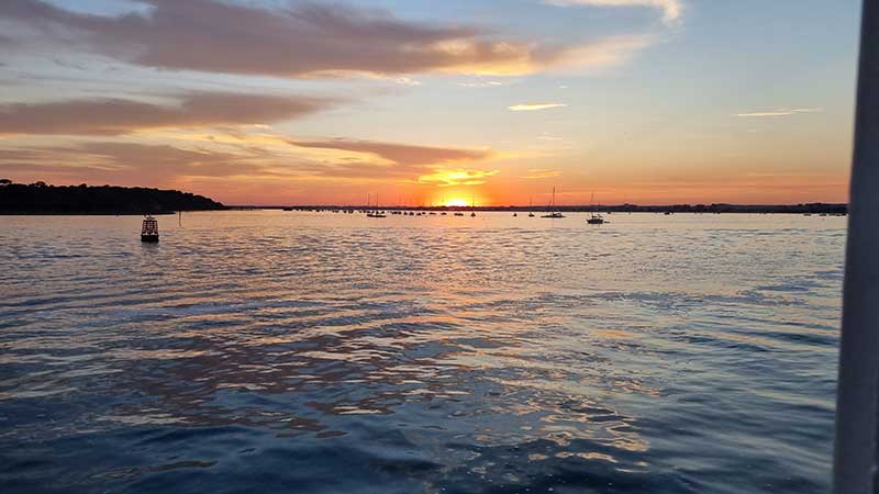 puerto de poole al atardecer