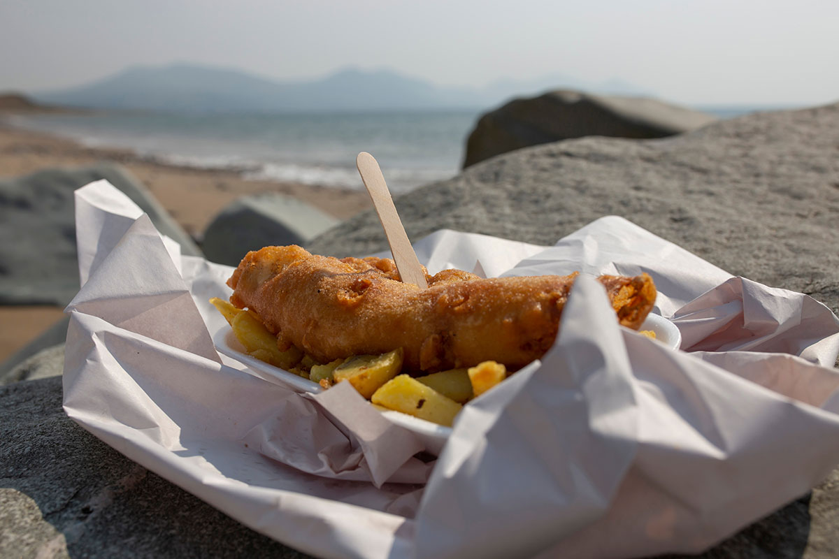 fish and chips con el océano de fondo