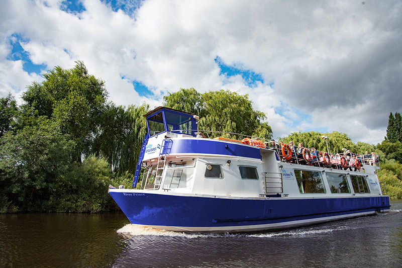 particulier charterschip op de rivier de ouse