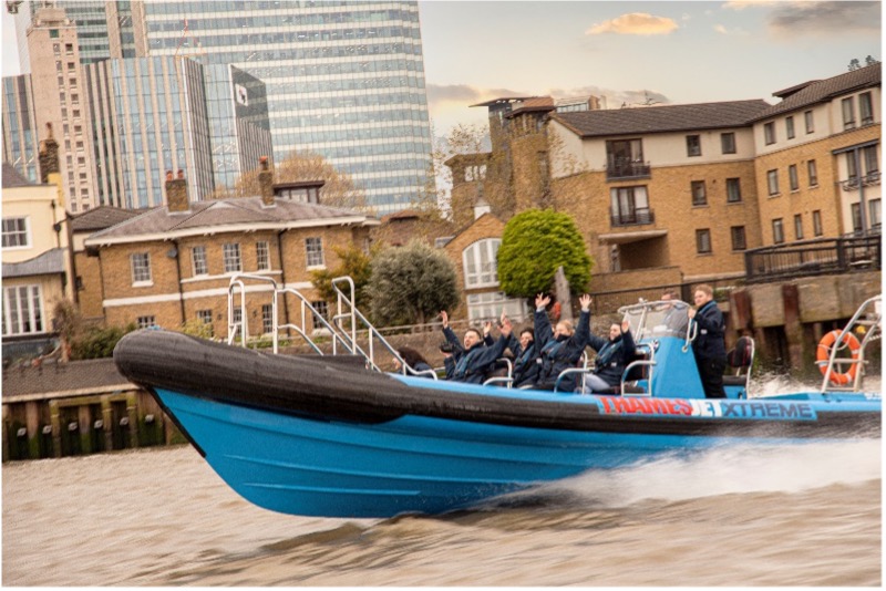 groupe traversant la thames à toute vitesse sur le thamesjet