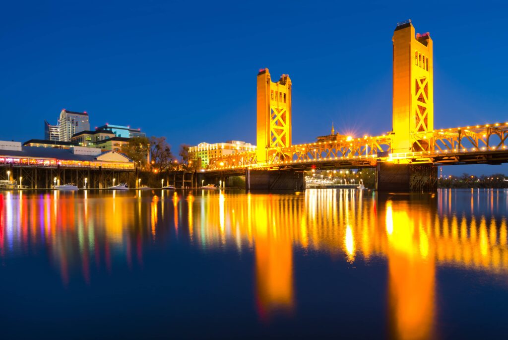 Puente de la Torre iluminado en Sacramento