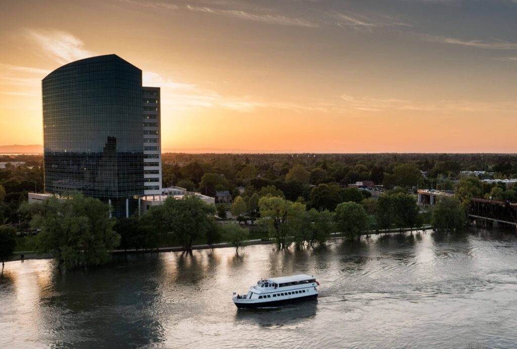 Kapal layar pelayaran bandar Sacramento