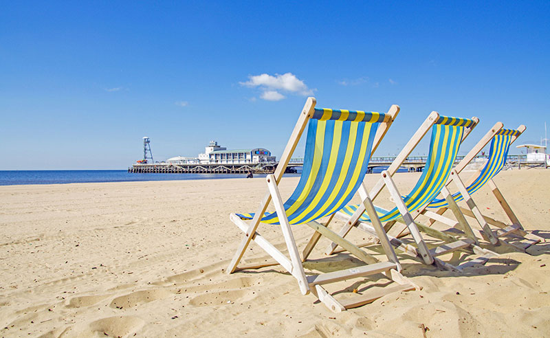 chaises longues sur la plage de bournemouth