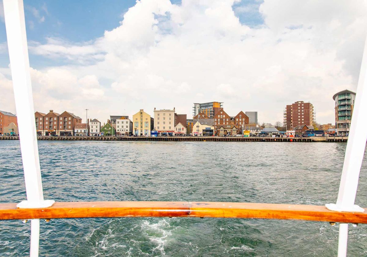 ciudad de poole desde el agua