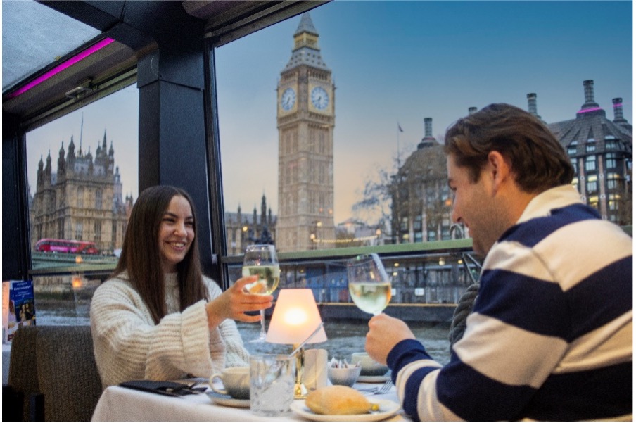 dîner aux chandelles sur la thames