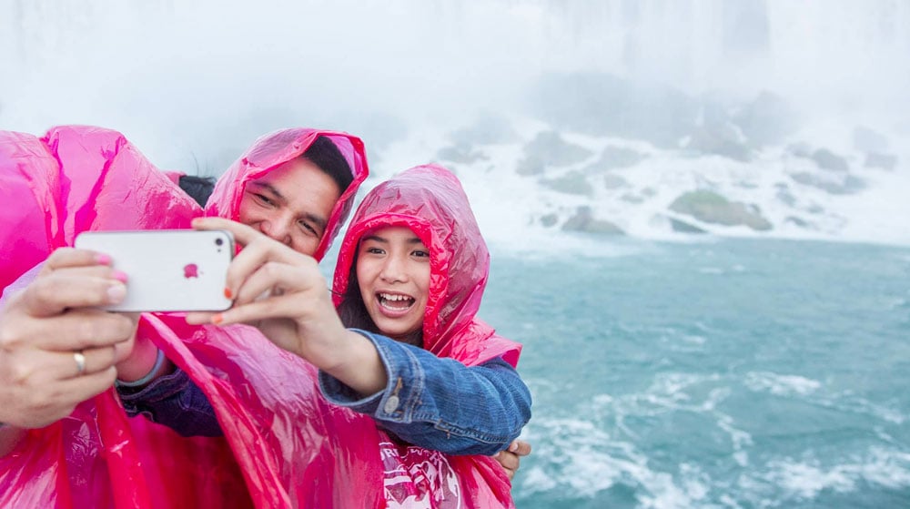 niagara taking selfie