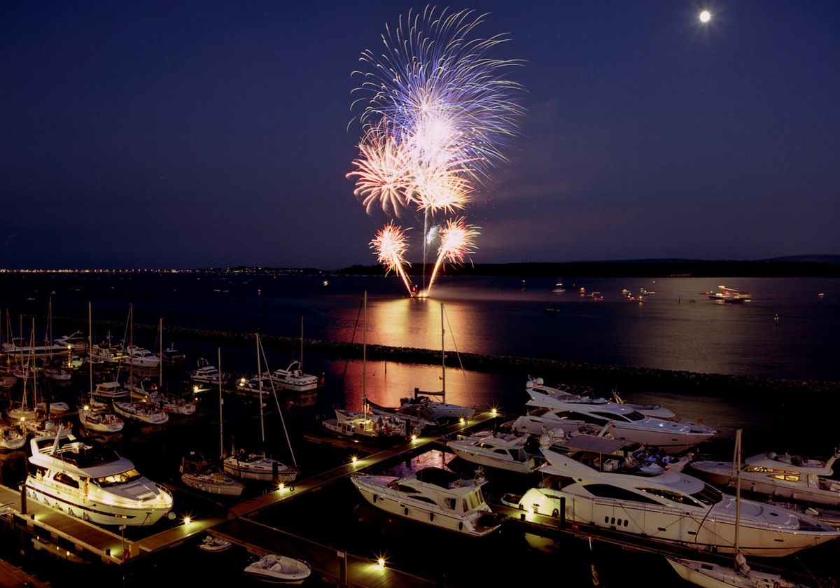 fuegos artificiales en poole on the water