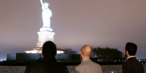 קבוצה מסתכלת על פסל החירות בלילה