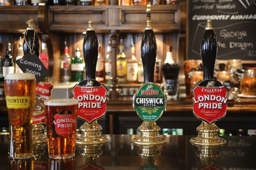 robinets dans un bar lors de la tournée des bars de Londres