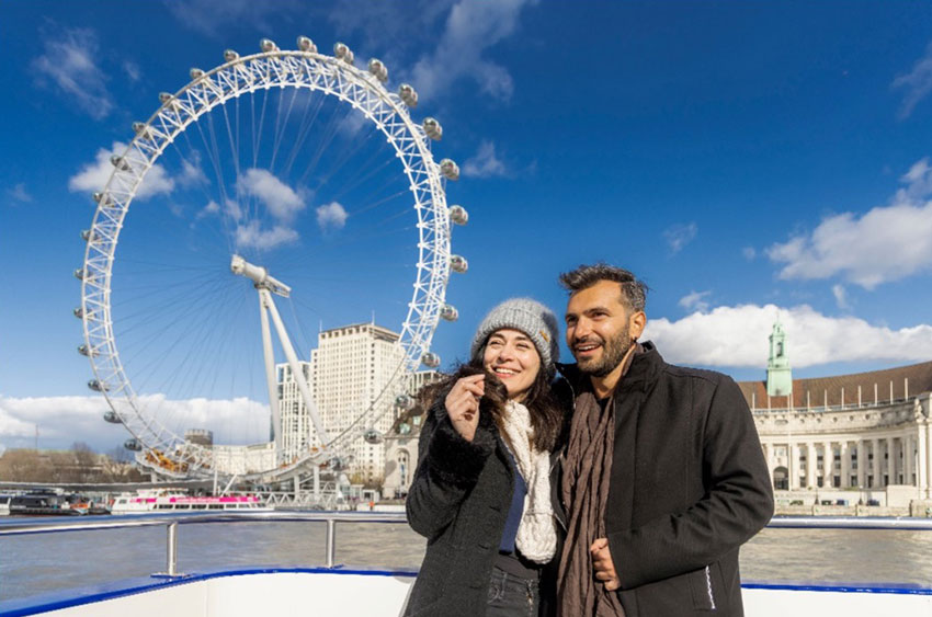 pareja disfrutando de un crucero turístico en londres