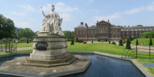 the garden fountain with kensington palace in the background