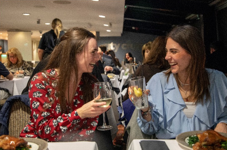 dames lors d'un dîner-croisière