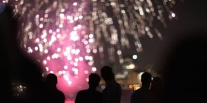 Les gens regardent les feux d'artifice la veille du nouvel an