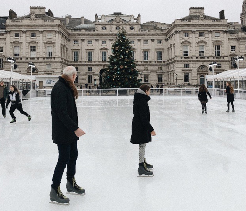 ロンドンでアイススケートを楽しむ人々