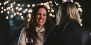mujer sonriendo con luces navideñas