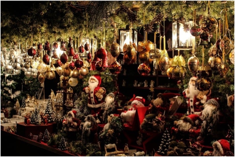 テムズ川のクリスマス・マーケットに飾られたホリデー・オーナメント