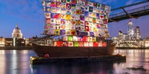 banderas iluminadas en un barco que navega en el festival del támesis